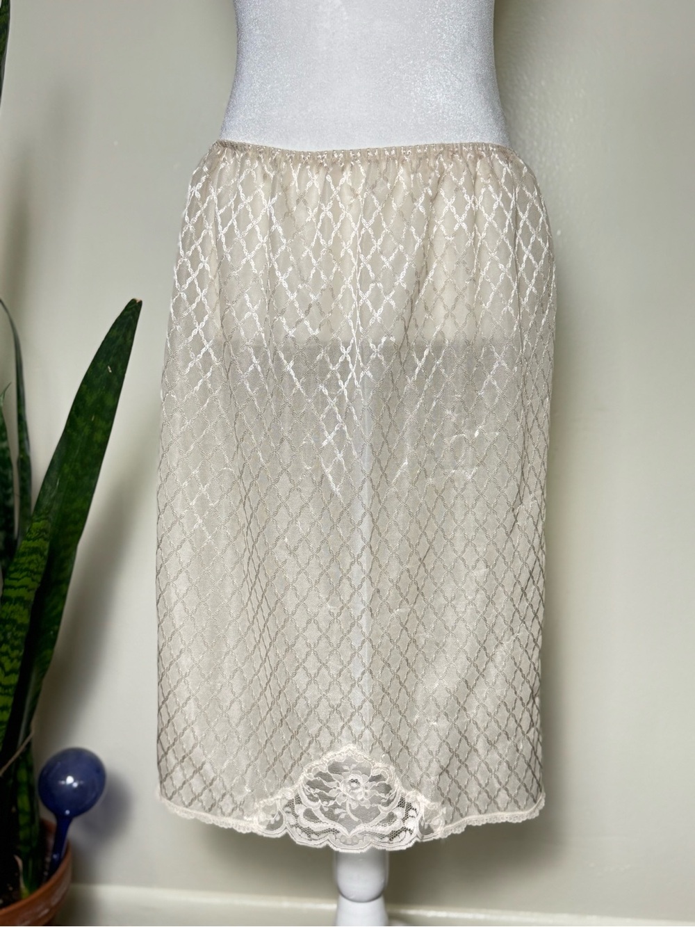 VTG 70s-80s Cream and lace Slip Skirt
